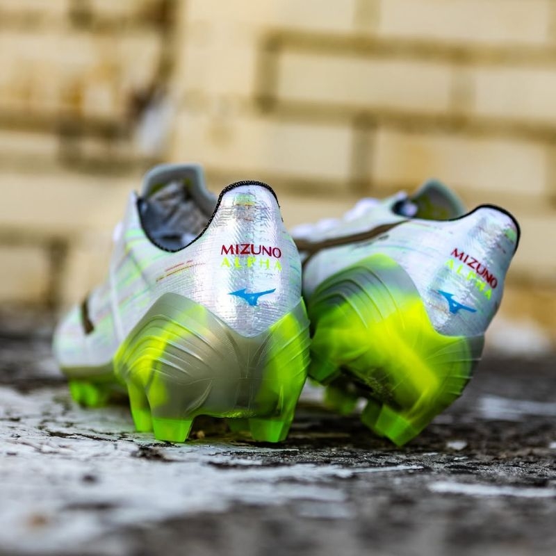 Trọng lượng siêu nhẹ của giày Mizuno Alpha 2 sẽ là đối thủ của nhiều ông lớn trong nghành giày bóng đá