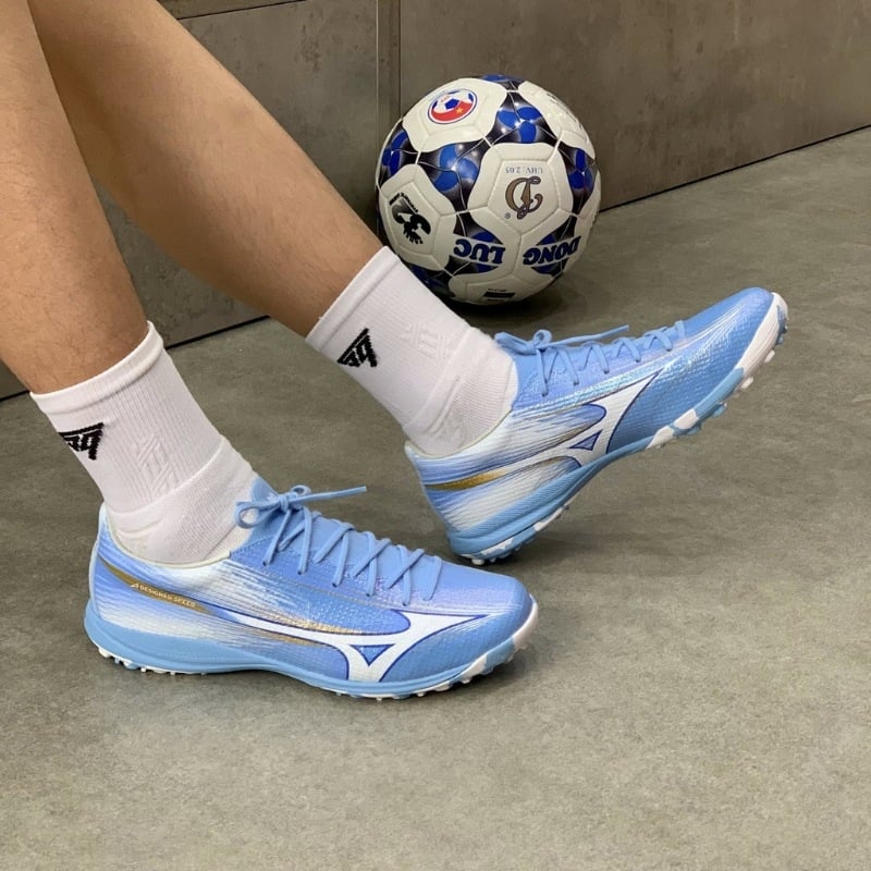 Mizuno Alpha 3 Elite nổi bật với thiết kế cổ thun ôm chân