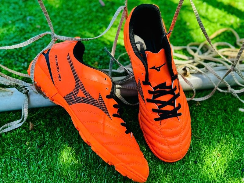 Phối màu cam đen nổi bật của Mizuno Neo 3