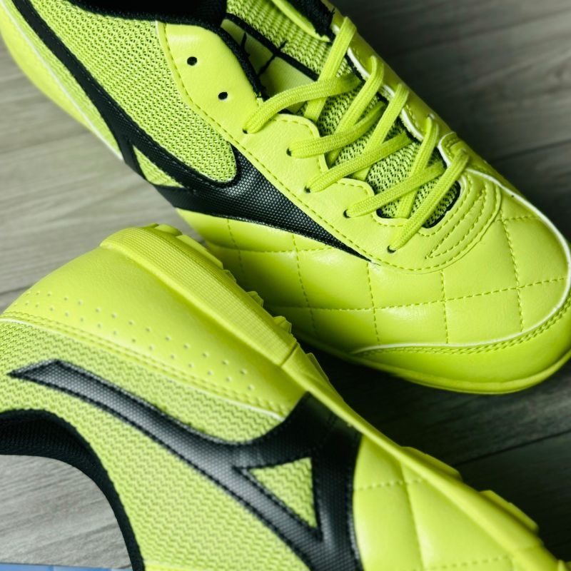 Mizuno Mrl Sala Club TF - Q1GB241604 - Vàng Đen