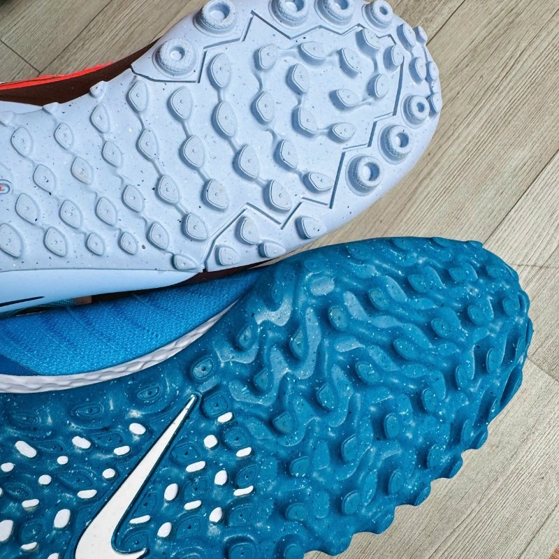 Bộ đinh đế giữa 2 thế hệ Nike Phantom có phần khác biệt