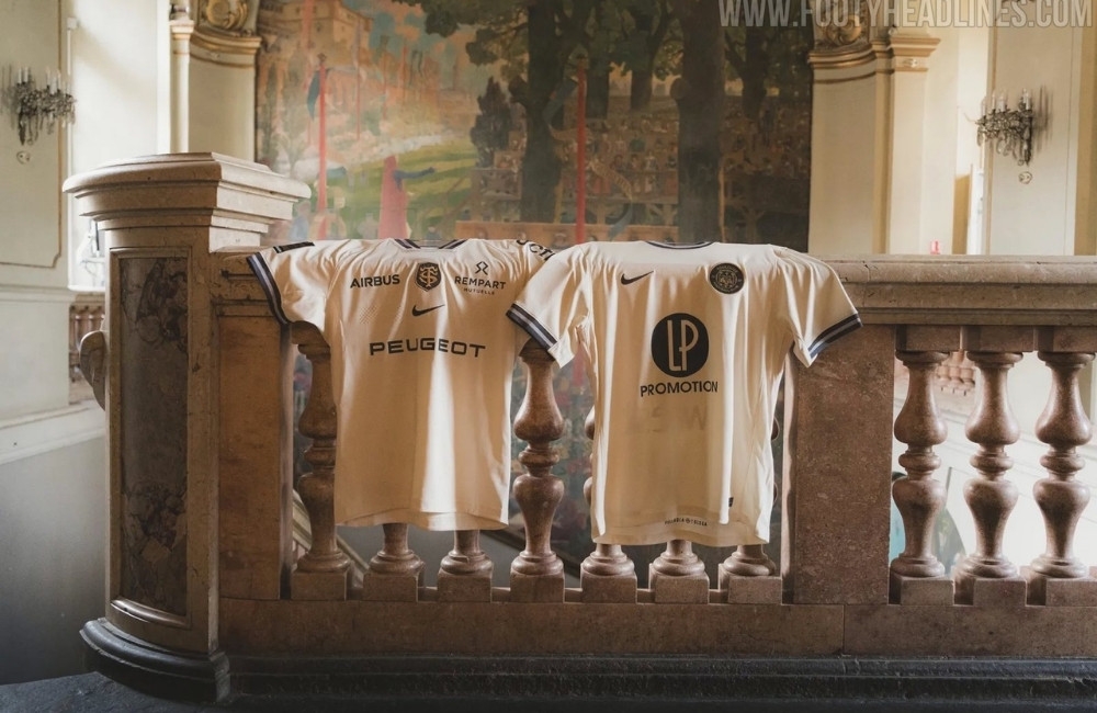 Áo đấu Nike "Capitolium"
