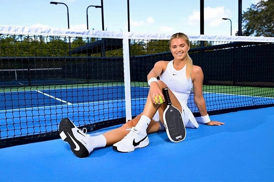 Waters trong bộ đồ Nike trắng tại giải Masters — nơi cô lần đầu ra sân với trang phục Swoosh