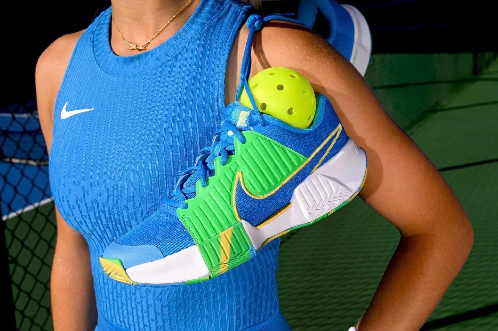 Nike Zoom Challenge PB — màu sắc bắt mắt, upper mesh nhẹ, đế herringbone bám sân cứng tốt
