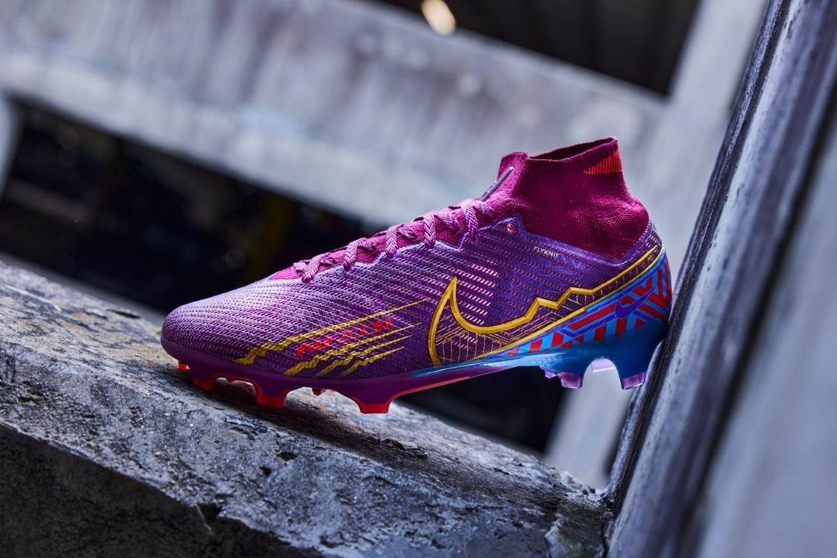 Mbappé nhận giày đá bóng màu hồng từ Nike