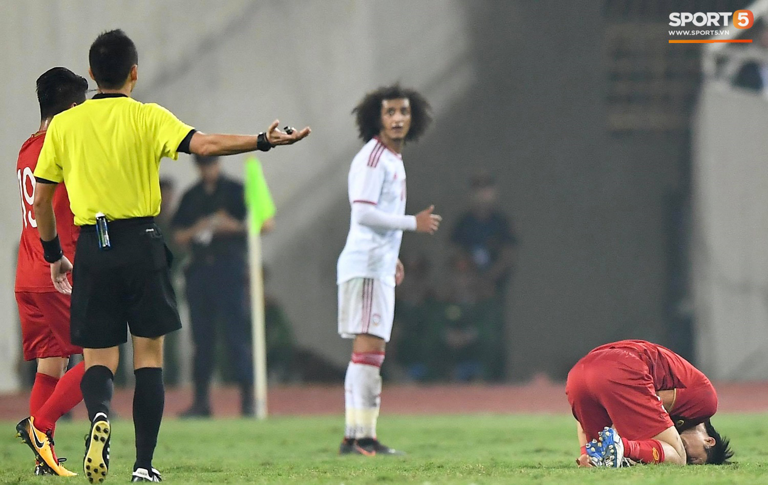 Đôi chân pha lê Tuấn Anh "vô hiệu hóa" cầu thủ UAE hay nhất châu Á
