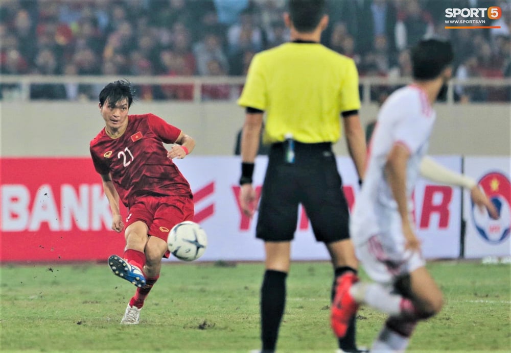 Đôi chân pha lê Tuấn Anh "vô hiệu hóa" cầu thủ UAE hay nhất châu Á