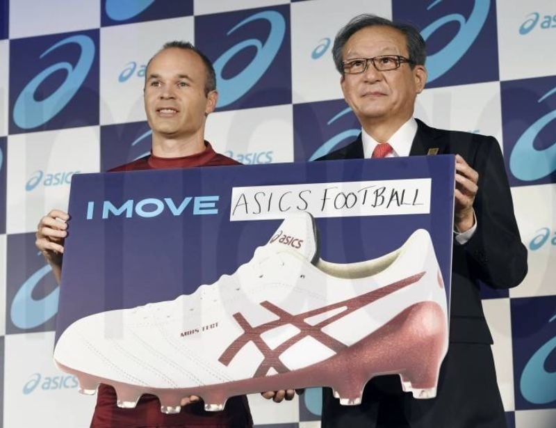 andres niesta và thương hiệu giày đá bóng Asics