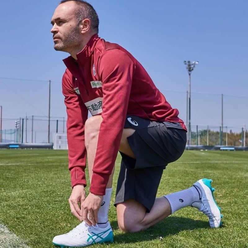 Tìm hiểu về phiên bản giày Asics- DS Light X-Fly 4 mà Andrés Iniesta đại diện mang tên