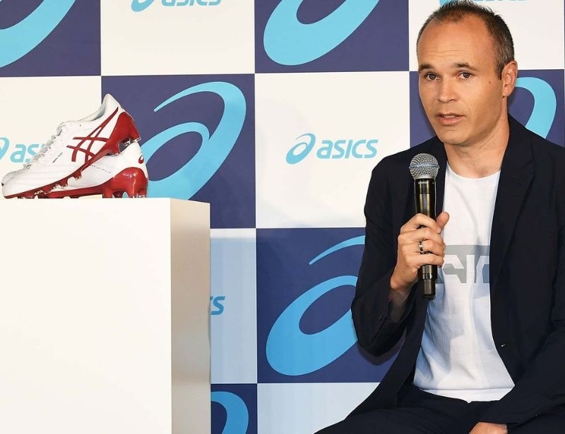 Andrés Iniesta kết hợp cùng thương hiệu giày đá bóng Asics vào năm nào?