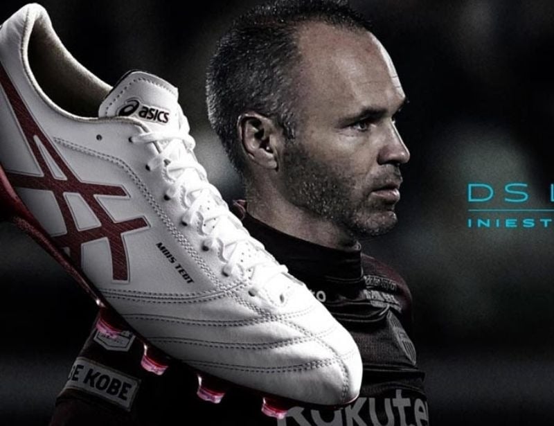 Andrés Iniesta kết hợp cùng thương hiệu giày đá bóng Asics