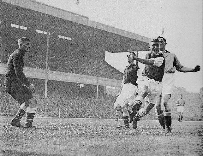 Áo bóng đá thế giới có lịch sử phát triển thế nào?