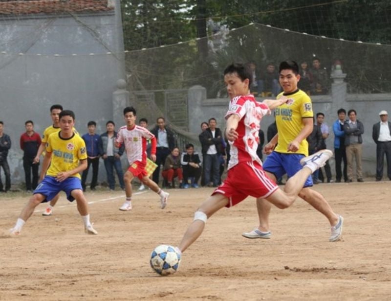 Chọn giày đá bóng phù hợp với sân đất thưa cỏ