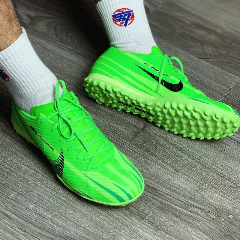 Dùng dây đeo để giữ giày