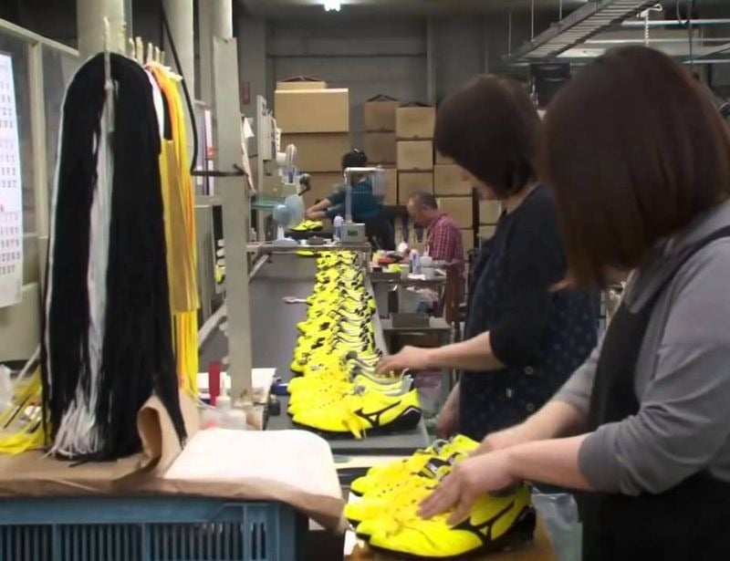 uy trình sản xuất các sản phẩm tại nhà máy của Mizuno đều được kiểm soát nghiêm ngặt,