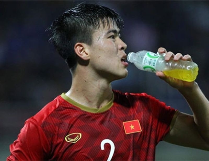 Cầu thủ hay uống nước gì màu vàng?