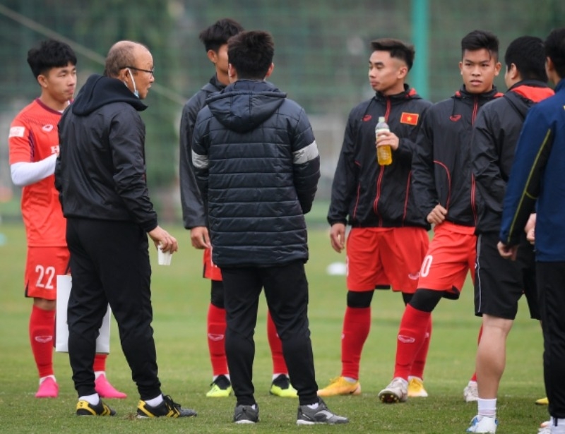 Khám phá dưỡng chất bên trong chai nước màu vàng của cầu thủ