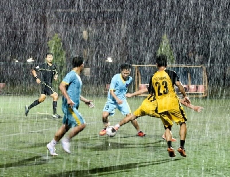 Thay đổi lối chơi đá bóng khi trời đổ mưa