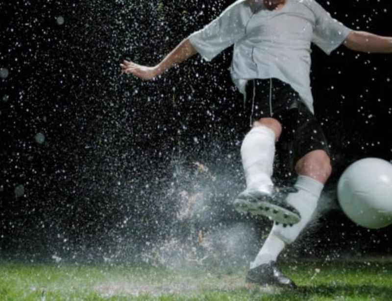 Chọn giày đá bóng phù hợp với thời tiết xấu