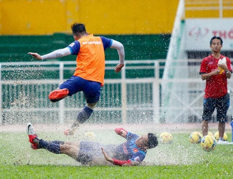 Chơi đá bóng dưới trời mưa