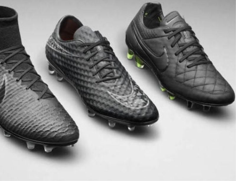 Giày đá bóng màu đen