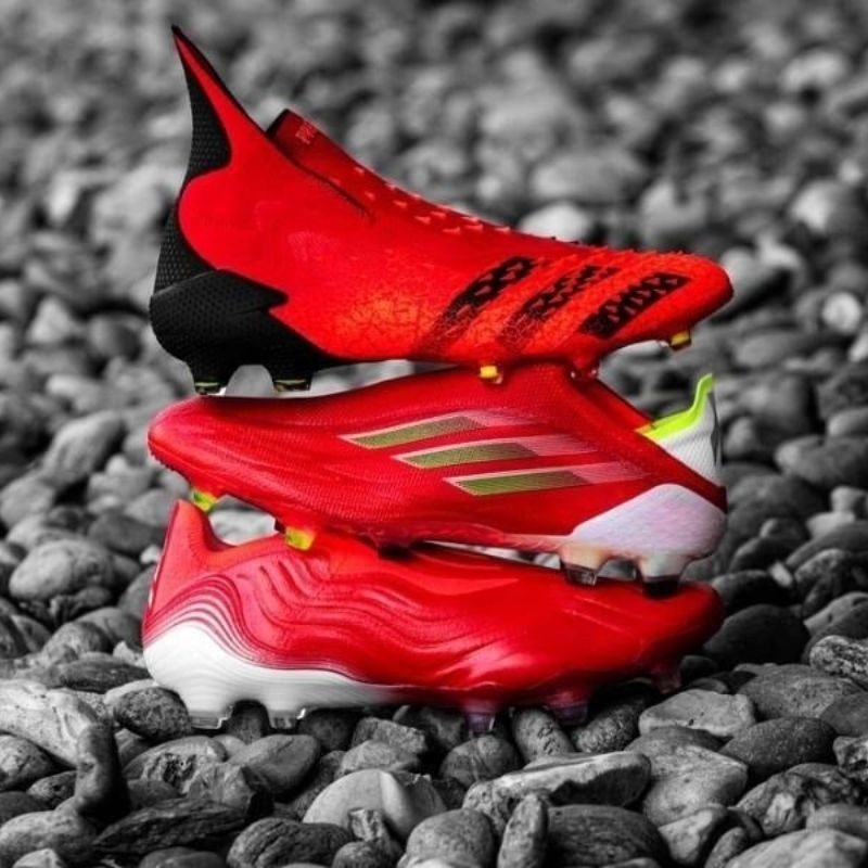 Giày đá bóng màu đỏ