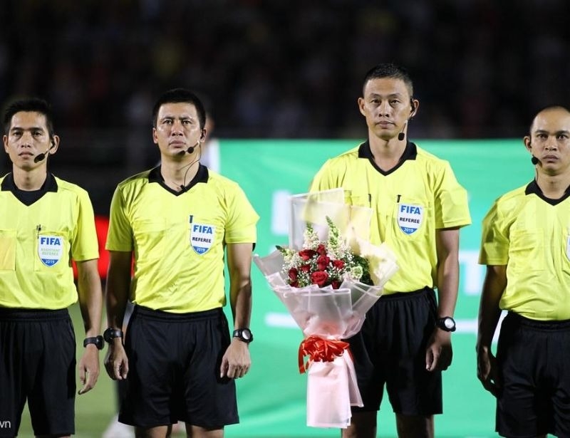 Có bao nhiêu trọng tài trong một trận bóng đá?