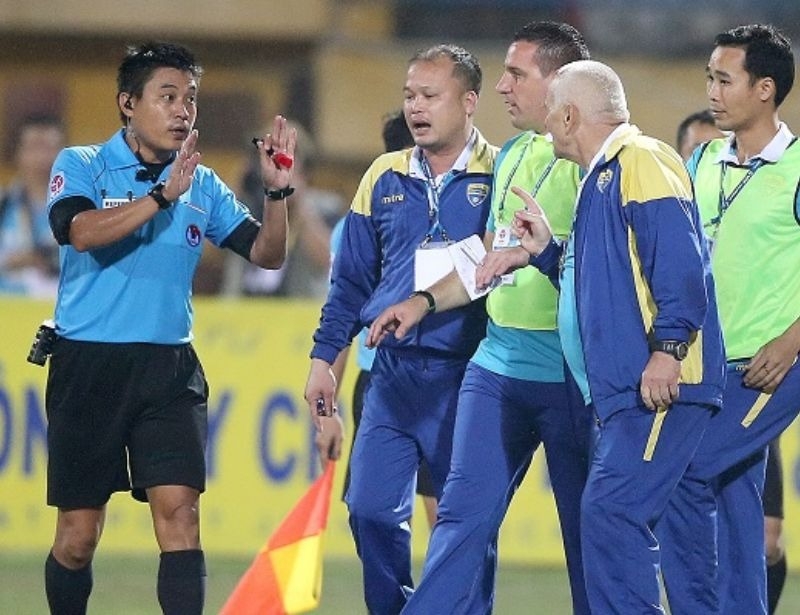 Có bao nhiêu trọng tài trong 1 trận đá bóng? Vai trò, tầm quan trọng