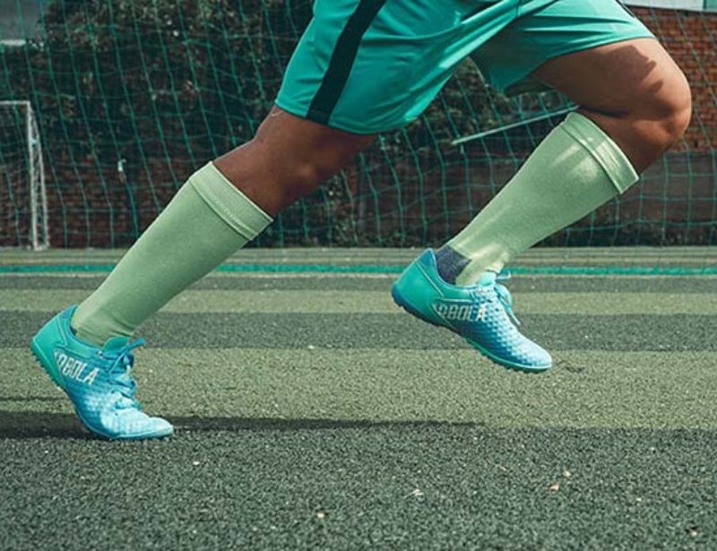 Có nên sử dụng giày đá bóng đế bằng IC trên nền cỏ nhân tạo?