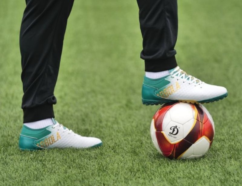 Có nên sử dụng giày đá bóng đế bằng IC để đá trên nền cỏ nhân tạo không?