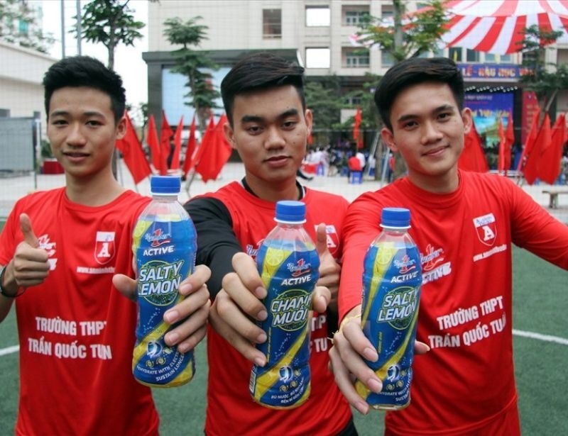 Uống nước tăng lực đúng cách khi đá bóng