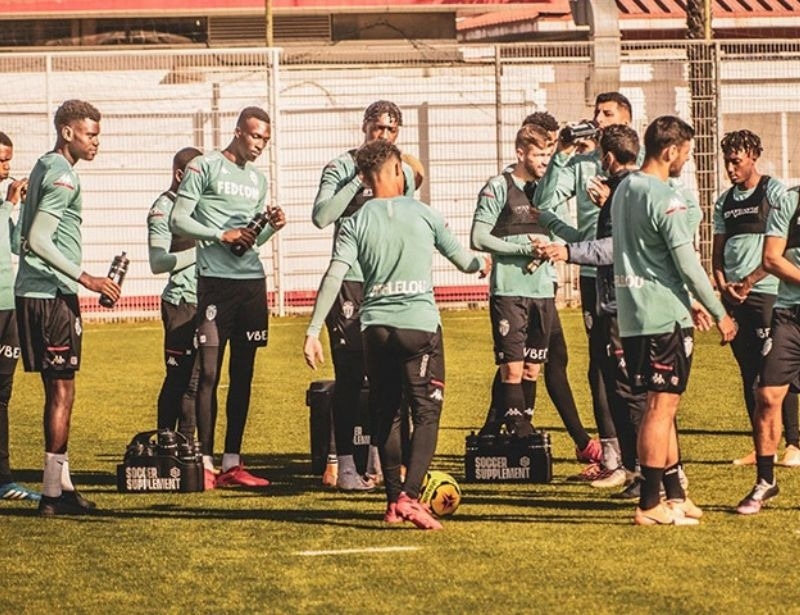 Có nên uống nước tăng lực trước khi đá bóng?