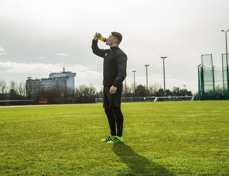 Đá bóng xong nên uống gì để phục hồi thể lực nhanh chóng?