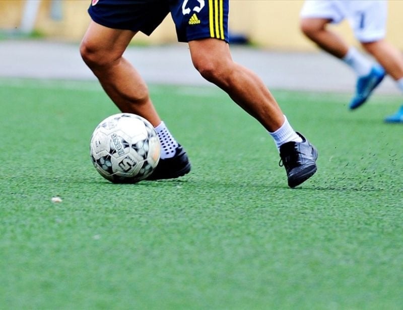 Giày đá bóng sân cỏ nhân tạo nhanh bị mòn đế