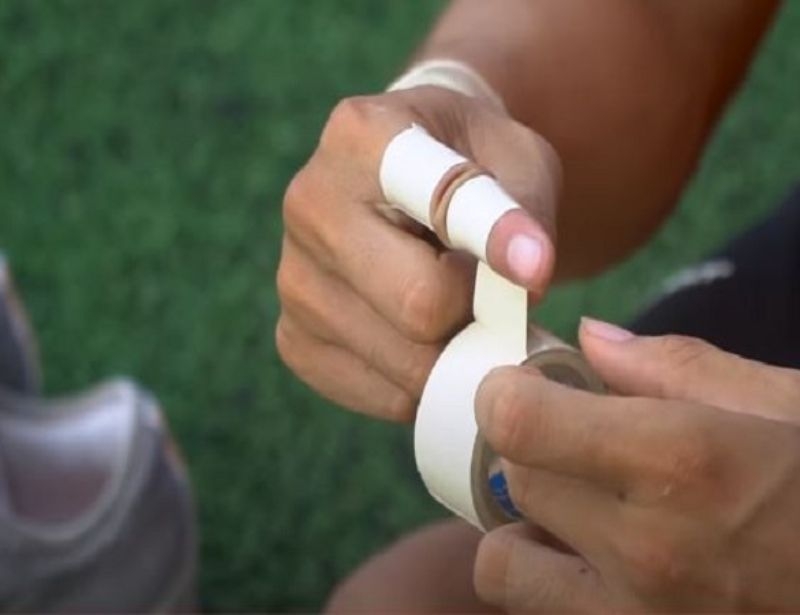 Sử dụng băng keo quấn quanh các khớp ngón tay