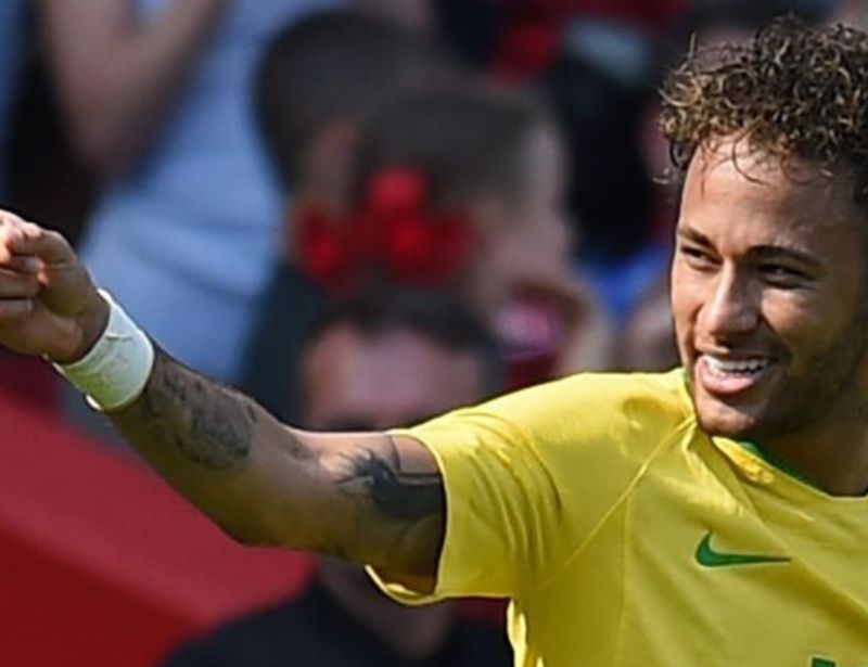 Dùng băng quấn cổ tay bóng đá