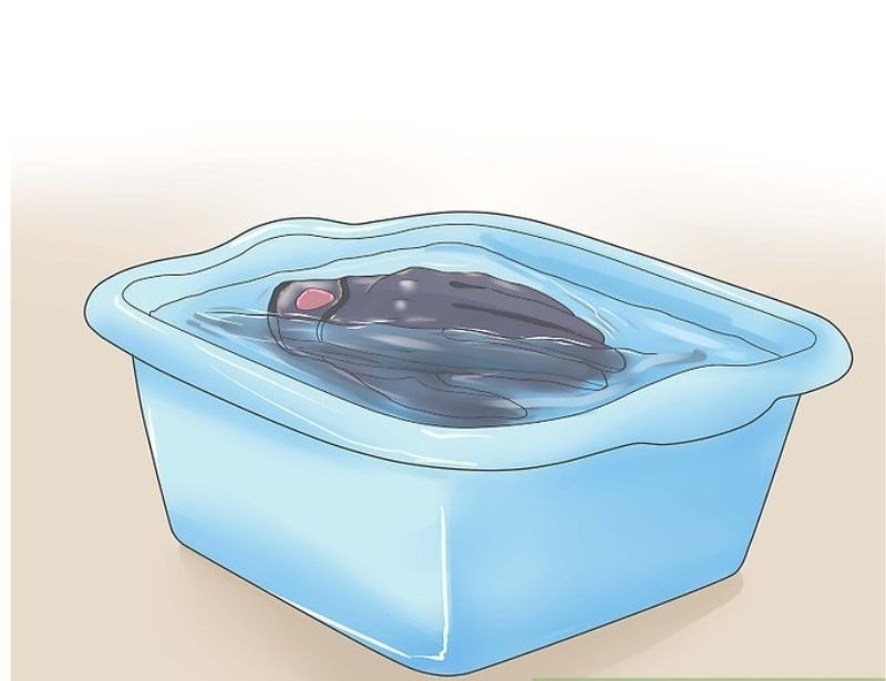 Giặt găng tay thủ môn bằng tay