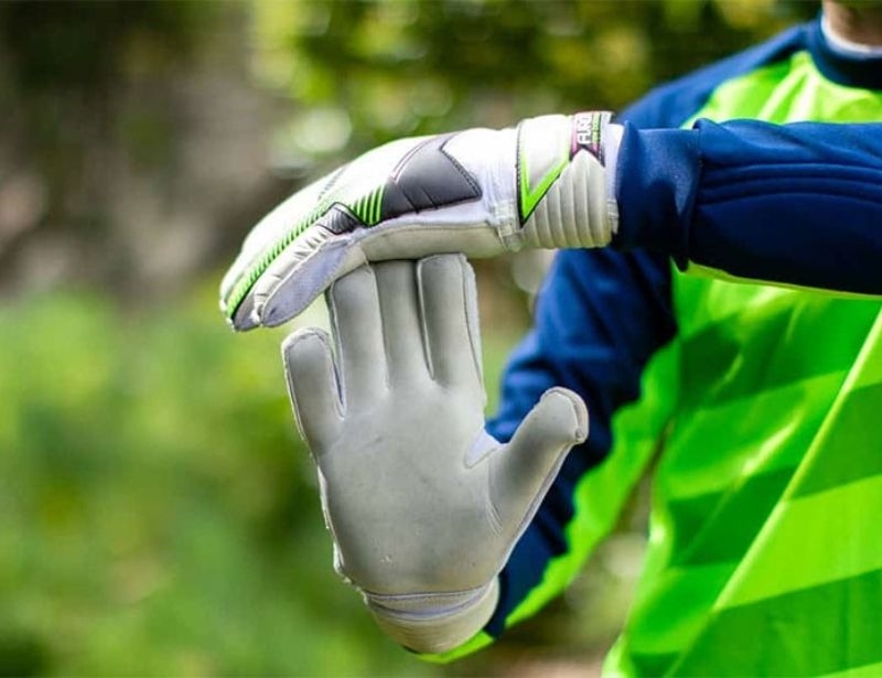 Hướng dẫn vệ sinh, bảo quản găng tay thủ môn