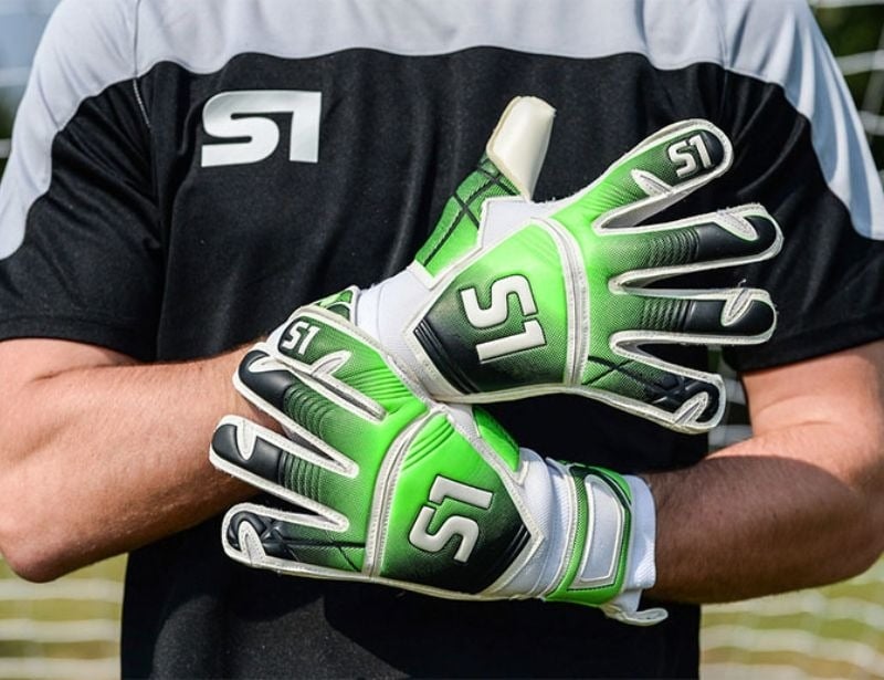 Hướng dẫn bảo quản găng tay thủ môn đúng cách