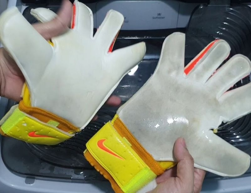  Vệ sinh găng tay thủ môn bằng máy giặt