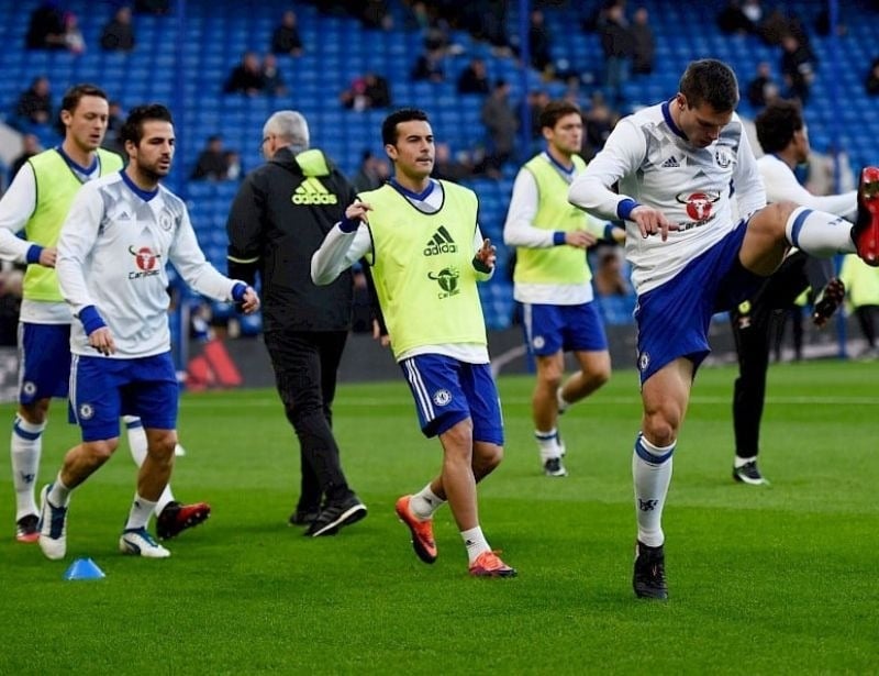 Nên khởi động kỹ trước khi chơi bóng