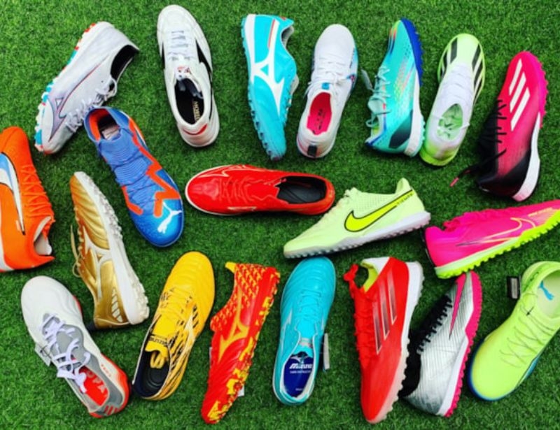 Nên mua giày đá bóng chính hãng giảm giá trong mùa sale tại đâu?