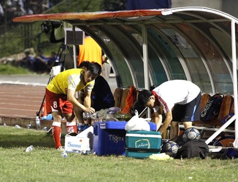  Nước khoáng là một trong những thức uống được khuyên dùng nhiều nhất khi đá bóng