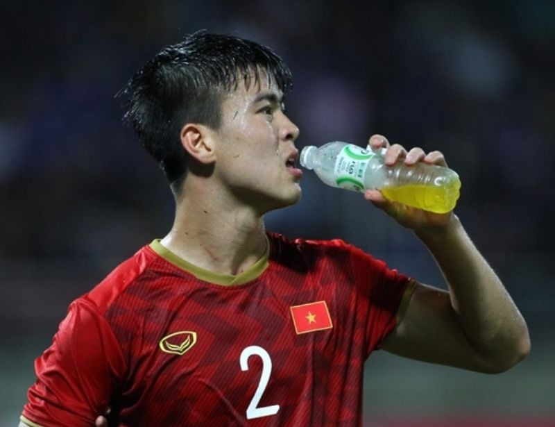 Lưu ý uống nước đúng cách khi chơi đá bóng