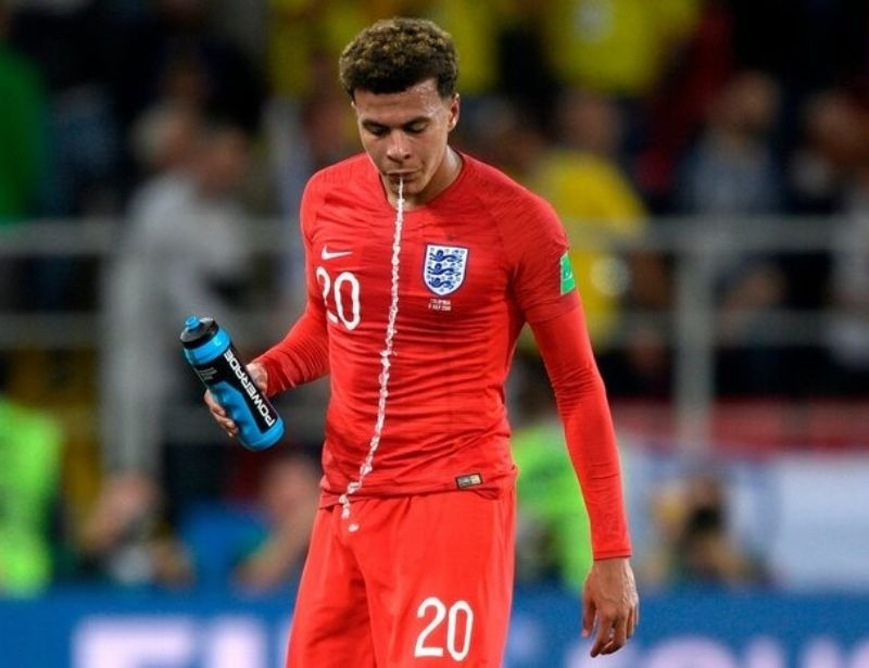 Cách uống nước đúng, chuẩn khi đá bóng