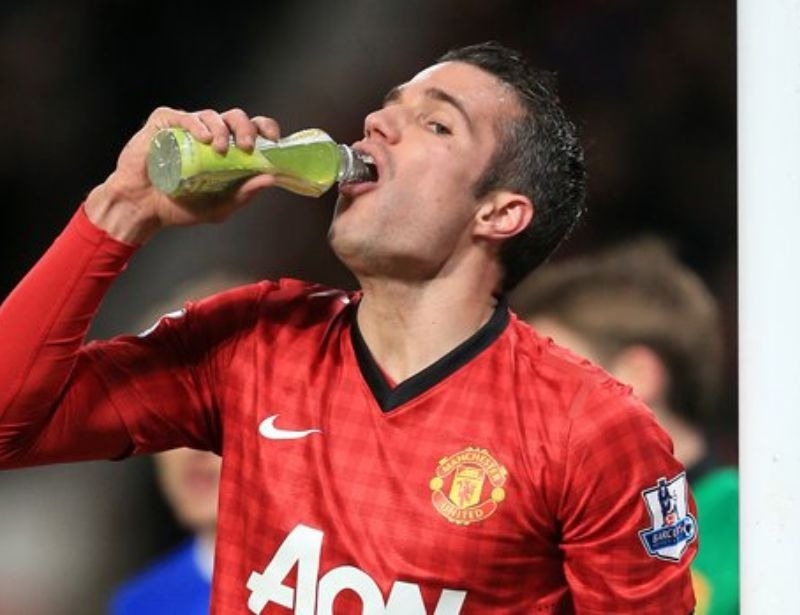 Gợi ý một số loại nước nên uống khi đá bóng