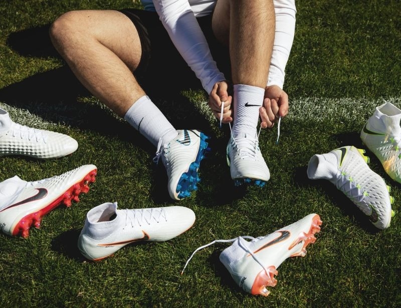  Do thiết kế và chất liệu của giày đá bóng