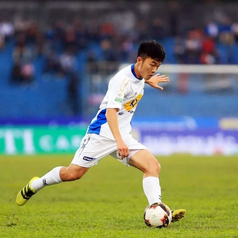 Nên lựa chọn giày đá bóng đế cao hay đế thấp