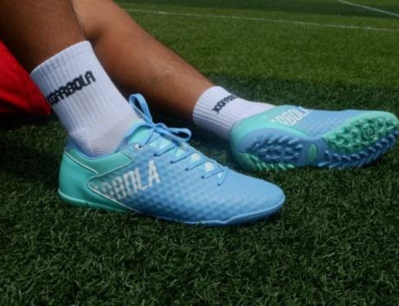 Chọn giày sân cỏ nhân tạo bị dư mũ