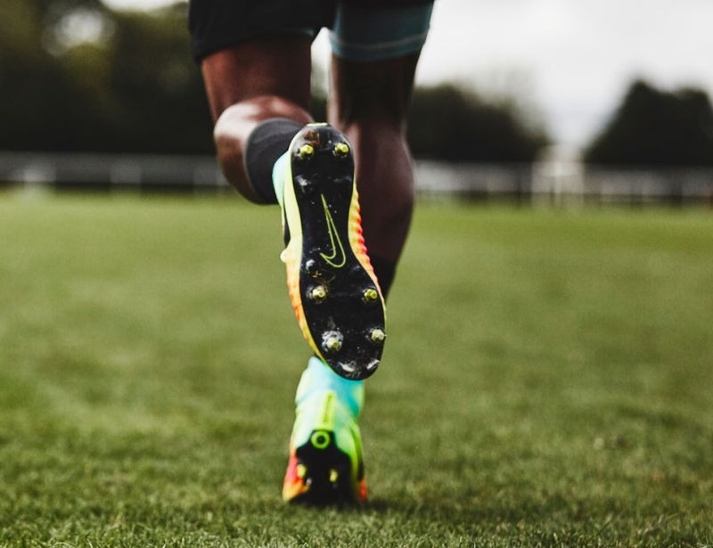 Giày đá bóng đinh SG chỉ thích hợp sử dụng trên các mặt sân mềm